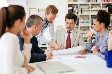 Toplantı ve yeni yeni fikirler tartışırken bir kurulu olan iş adamları