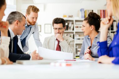 Toplantı ve yeni yeni fikirler tartışırken bir kurulu olan iş adamları