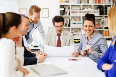 Toplantı ve yeni yeni fikirler tartışırken bir kurulu olan iş adamları