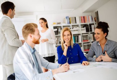 Toplantı ve yeni yeni fikirler tartışırken bir kurulu olan iş adamları