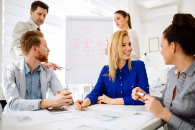 Toplantı ve yeni yeni fikirler tartışırken bir kurulu olan iş adamları