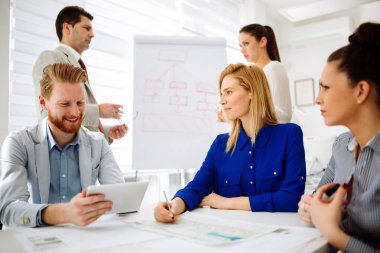 Toplantı ve yeni yeni fikirler tartışırken bir kurulu olan iş adamları