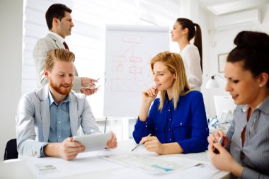 Toplantı ve yeni yeni fikirler tartışırken bir kurulu olan iş adamları