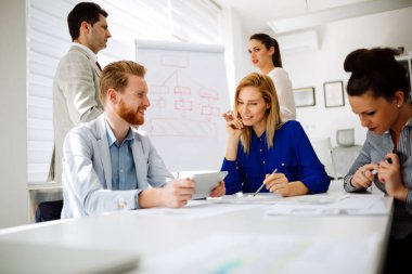 Toplantı ve yeni yeni fikirler tartışırken bir kurulu olan iş adamları