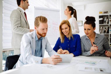 Toplantı ve yeni yeni fikirler tartışırken bir kurulu olan iş adamları