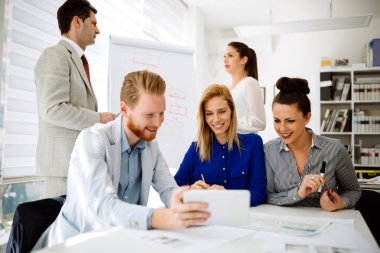 Toplantı ve yeni yeni fikirler tartışırken bir kurulu olan iş adamları