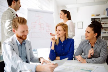 Toplantı ve yeni yeni fikirler tartışırken bir kurulu olan iş adamları