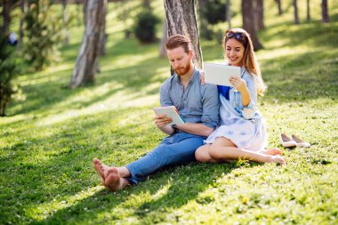 Güzel üniversite öğrencileri parkta çalışıyor.
