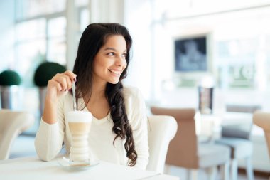 Çekici Bayan güzel bir kafede kahve içme