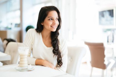 Çekici Bayan güzel bir kafede kahve içme