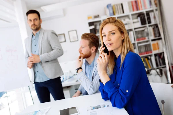 Başarılı genç ceo işkadını çalışanı ile çalışma