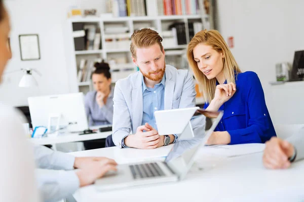 Pebisnis Sibuk Bekerja Kantor Modern — Stok Foto