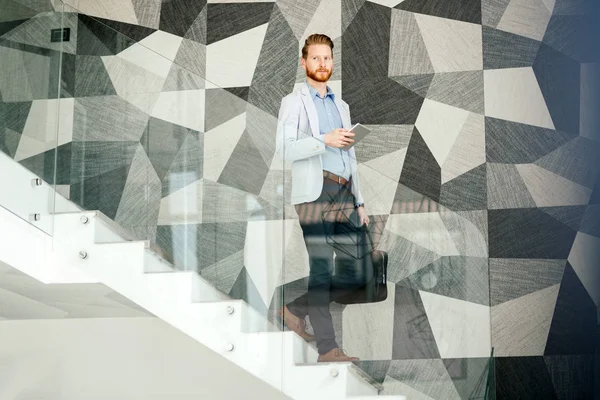 Homme Affaires Prenant Les Escaliers Vivre Une Vie Dynamique — Photo