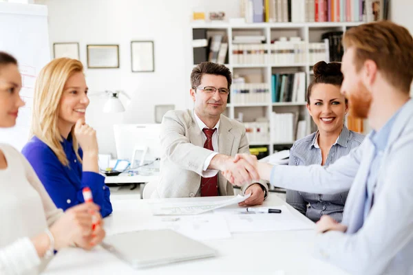 Kluge Jungunternehmer Schütteln Freundliche Hände Amt — Stockfoto