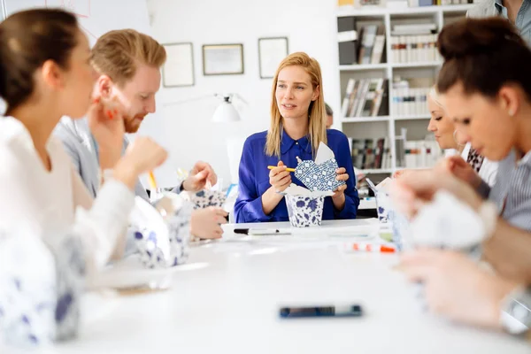 Kollegen essen im Büro — Stockfoto