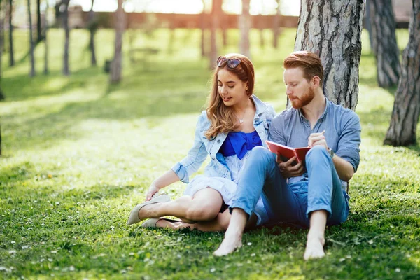 Beautiful College Students Flirting Park While Studying — Stock Photo, Image