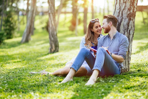 Söt Uni Studenter Som Studerar Tillsammans Naturen — Stockfoto