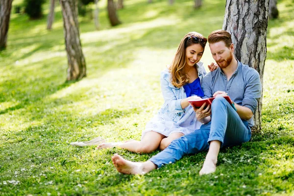 Deliziosi Studenti Universitari Che Studiano All Aperto Nel Parco — Foto Stock