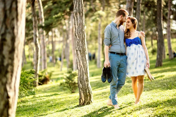 自然裸足のロマンチックな散歩を楽しんでいるカップル — ストック写真