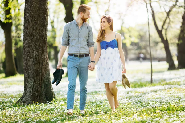 Paar Genieten Van Romantische Wandeling Natuur Barefoot — Stockfoto