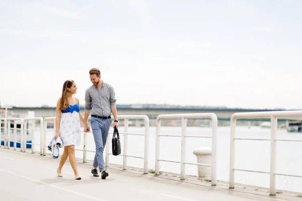 Pár Mají Romantickou Procházku Sdílení Pocitů — Stock fotografie