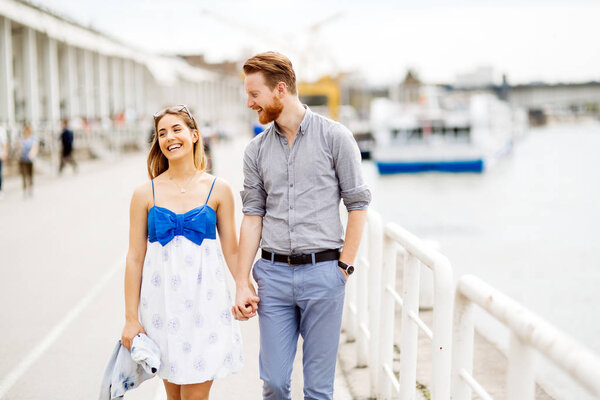 Красивая влюбленная пара на открытом воздухе делится эмоциями
