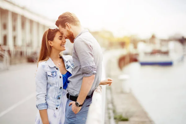 Pár Lásce Sdílení Emocí Krásném Západu Slunce — Stock fotografie