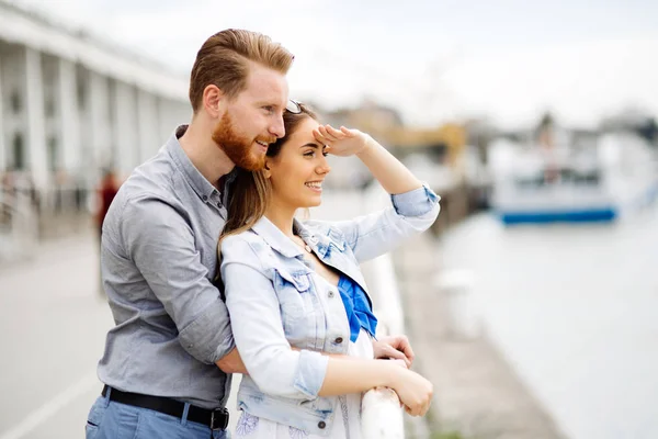 Par Omfamna Sin Kärlek Och Spendera Tid Tillsammans — Stockfoto