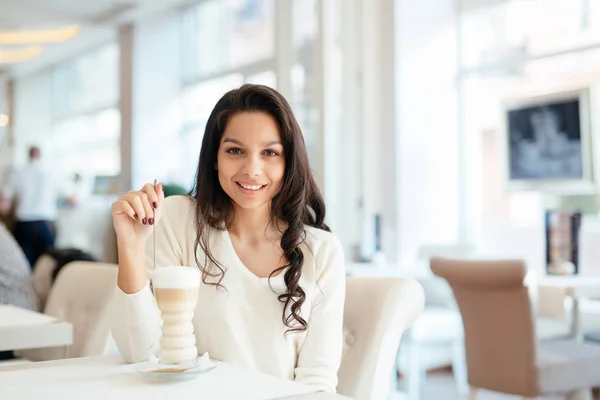在一个美丽的咖啡馆里喝咖啡的迷人的女人 — 图库照片