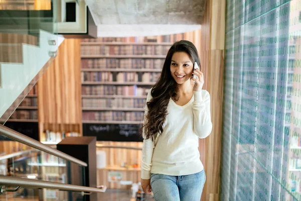 Mulher Negócios Bonita Usando Telefone Dentro Casa Sorrindo — Fotografia de Stock