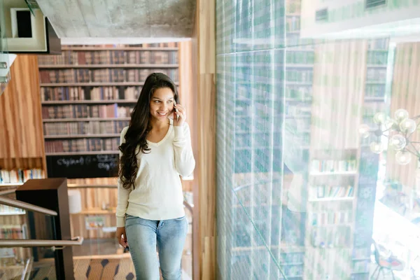 Bella Giovane Donna Affari Bruna Che Parla Telefono — Foto Stock