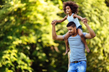 Genç Baba kızını doğada sırtında taşıyan portresi