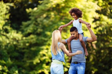 Mutlu genç çiftin kızları kırsal kesimde ile vakit resim