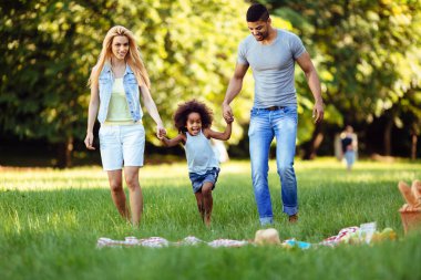 Mutlu genç çifti ile kızları doğada vakit