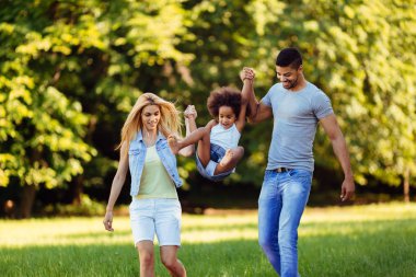 Mutlu genç çifti ile kızları doğada vakit