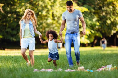 Mutlu genç çifti ile kızları doğada vakit