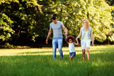 Mutlu genç çifti ile kızları doğada vakit