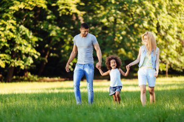 Mutlu genç çifti ile kızları doğada vakit