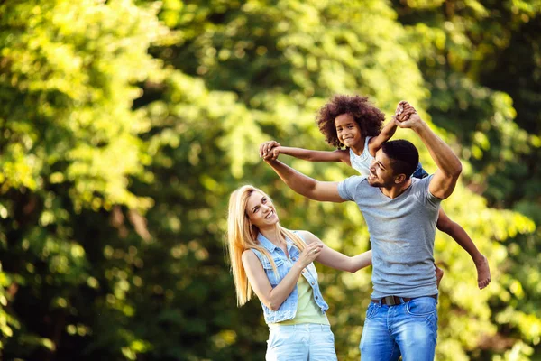 Picture Happy Young Couple Spending Time Daughter Countryside — Stock Photo, Image