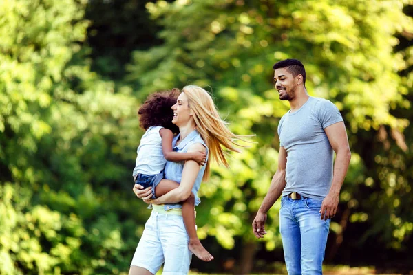 Imagem Casal Jovem Feliz Passar Tempo Com Sua Filha Campo — Fotografia de Stock