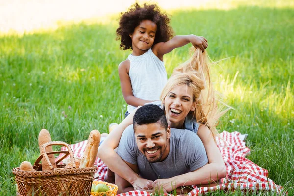 Famiglia Felice Divertirsi Insieme Picnic — Foto Stock