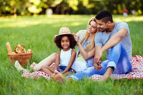 Foto Van Mooie Paar Met Hun Dochter Hebben Picnic Natuur — Stockfoto