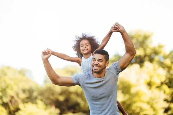 Retrato Del Joven Padre Cargando Hija Sobre Espalda Naturaleza — Foto de Stock