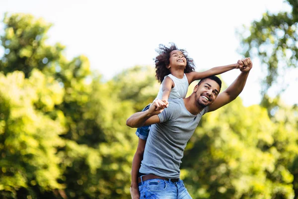 Retrato Del Joven Padre Cargando Hija Sobre Espalda Naturaleza —  Fotos de Stock