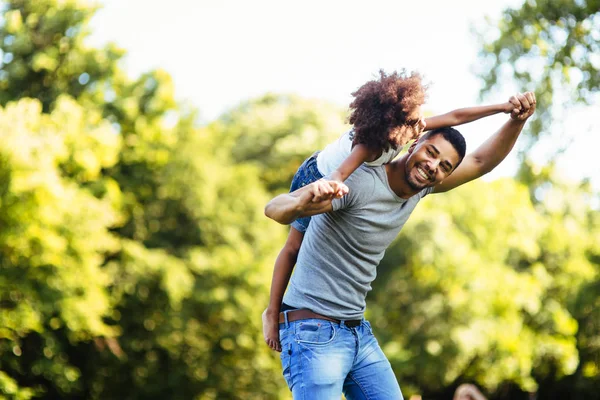 Porträtt Ung Far Bär Sin Dotter Rygg Naturen — Stockfoto