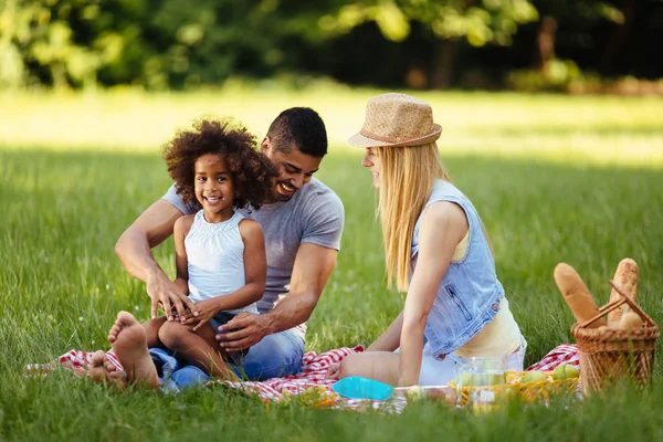 Imagem Casal Encantador Com Sua Filha Fazendo Piquenique Natureza — Fotografia de Stock