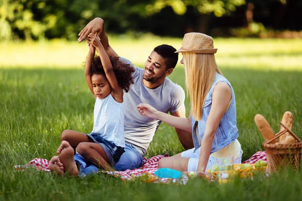 Imagem Casal Encantador Com Sua Filha Fazendo Piquenique Natureza — Fotografia de Stock