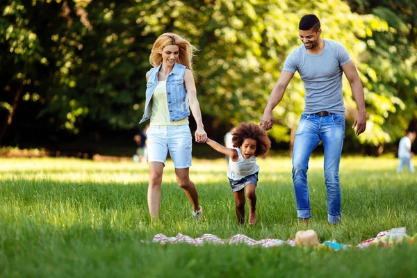 Feliz Pareja Joven Pasar Tiempo Con Hija Naturaleza — Foto de Stock