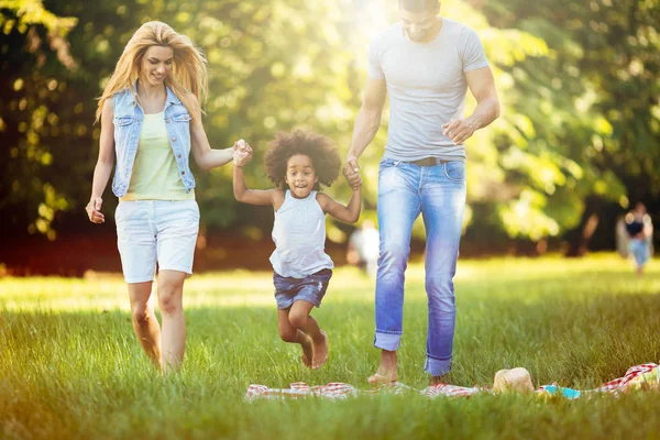 Feliz Jovem Casal Passar Tempo Com Sua Filha Natureza — Fotografia de Stock