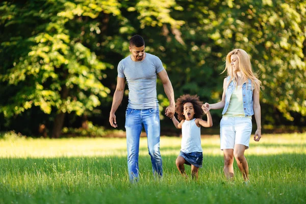 Gelukkige Jonge Paar Tijd Doorbrengen Met Hun Dochter Natuur — Stockfoto